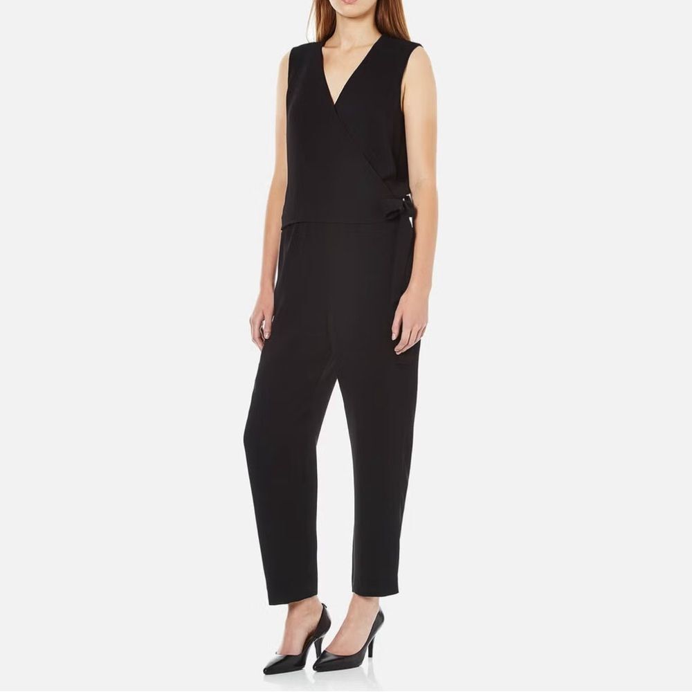 THEORY women’s black Alvmie Admiral v-neck one piece with pockets.